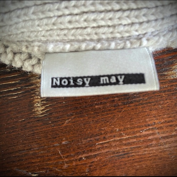 Noisy may Cream Knit Sweater Top Sporty V Design - Picture 4 of 4